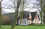 Tussen de schuur en het woonhuis.
<br/>
Paul Paris, oktober 2014